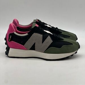 New Balance 327 Sneakers. Size 8.5